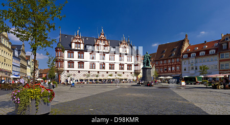 Place du marché avec maison de ville, ancienne chancellerie ducale et Prince Albert monument à Coburg, Haute-Franconie, Bavière, Allemagne Banque D'Images