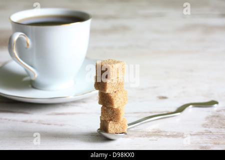 Tasse de café avec du sucre sur retro vintage white bandes concept Banque D'Images