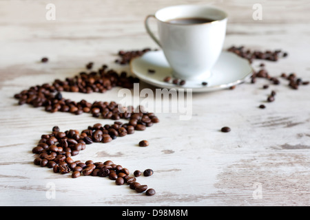 Tasse de café avec des haricots sur retro vintage white bandes concept Banque D'Images