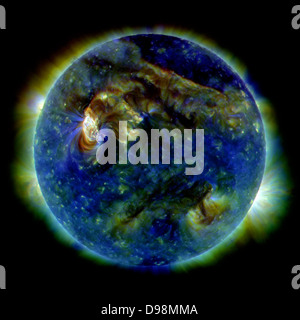 Le 1 août 2010, presque la totalité de la Terre-face à côté du soleil a éclaté dans un tumulte d'activité. Cette image de l'Observatoire de la dynamique Solaire de décisions nouvelles événement solaire le 1 août indique la classe C3-éruption solaire (zone blanche en haut à gauche), un tsunami solaire (structure ondulatoire, en haut à droite), filaments multiples du magnétisme d'un levé de surface de l'étoile, secouant à grande échelle de la couronne solaire, radio, une éjection de masse coronale et plus encore. Banque D'Images