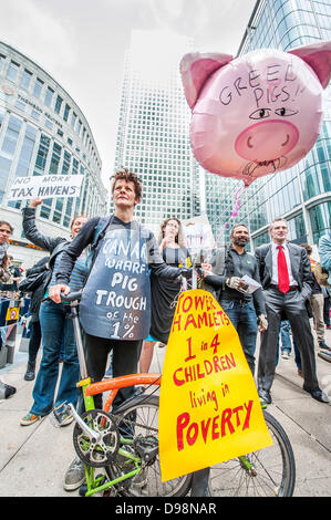 Londres, Royaume-Uni. 14 juin 2013. Usa fait équipe avec 'ils nous doivent' pour récupérer et transformer l'espace de Canary Wharf. L'action coïncide avec le sommet du G8. Ils soulignent que 'David Cameron promet de lutter contre la faim - alors qu'un demi-million de personnes au Royaume-Uni dépendent des banques alimentaires. Et qu'il s'engagent à lutter contre la fraude fiscale - sans faire les changements réels'. Vendredi 14 Juin, Jubilee Plaza, Canary Wharf, London, UK. Crédit : Guy Bell/Alamy Live News Banque D'Images