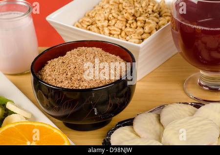 Une table de petit-déjeuner avec un assortiment d'aliments sains pour commencer la journée Banque D'Images