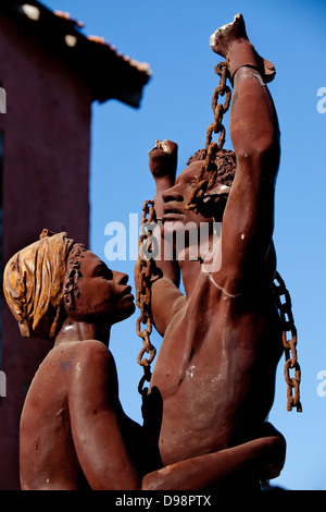 Une statue célébrant la libération des esclaves près de la Maison des Esclaves, l'île de Gorée, Dakar, Sénégal. Banque D'Images
