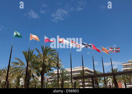 Drapeaux des régions de l'Espagne sur les mâts contre le ciel bleu Banque D'Images