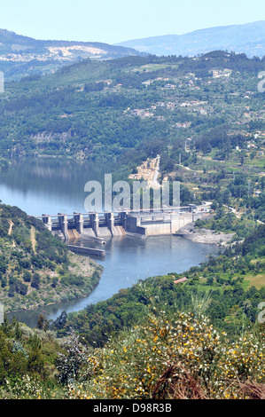 Carrapatelo barrage sur le fleuve Douro, Portugal Banque D'Images