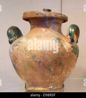 Urne cinéraire en verre avec couvercle. 1er siècle après J.C. romain Banque D'Images