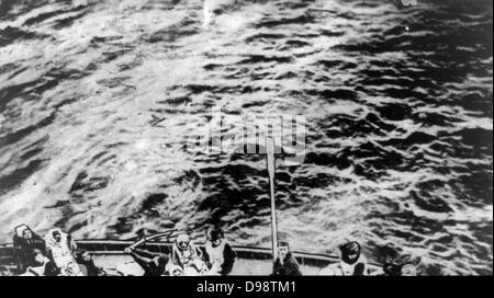 Perte de la White Star Line de classe olympique du RMS Titanic qui a heurté un iceberg le 12 avril 1912 pour son voyage inaugural de Southampton à New York. Un Titanic lifeboat atteindre le Carpathia. Plus de 1 500 vies perdues. Disaster Banque D'Images