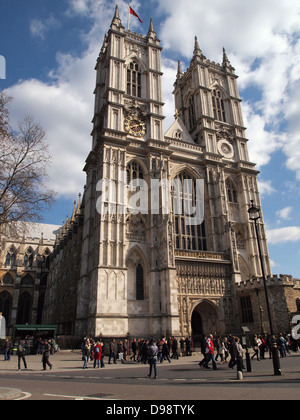 L'Abbaye de Westminster London Royaume Uni avec la vie de la rue animée Banque D'Images