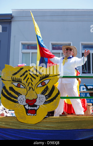 Flotteur en Colombie Carnaval défilé dans Mission District, San Francisco, California, USA Banque D'Images