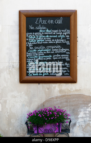 Écrit Menu sur un tableau noir à l'extérieur d'un restaurant français. Banque D'Images