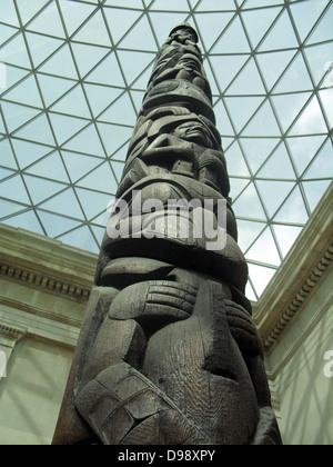 Pôle de façade, Haïda, Colombie Britannique, Canada, 1850. Bois de cèdre rouge. Ce pôle de 11 mètres a été initialement fixé à l'avant de l'ours ou d'oie maison du village de Kayang, sur Masset Inlet. Il a été acheté par le chef Wiah, de Massett en 1903. A cette époque, le village de Kayang avait déjà été abandonnée après la communauté locale a été dévastée par des épidémies de maladies introduites. Banque D'Images