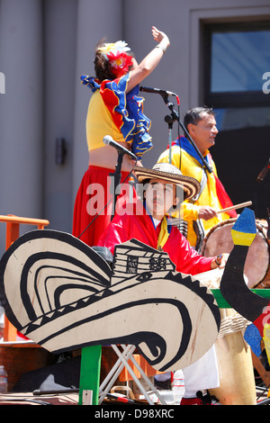 Flotteur en Colombie Carnaval défilé dans Mission District, San Francisco, California, USA Banque D'Images