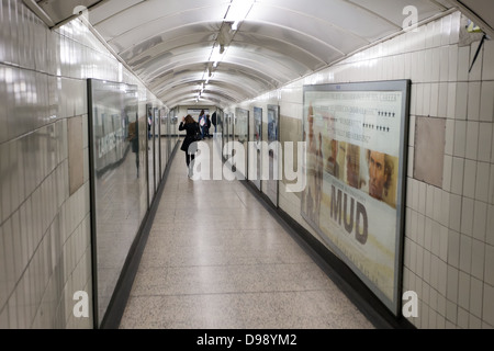 Woman walking in London subway tunnel souterrain, Royaume-Uni Banque D'Images