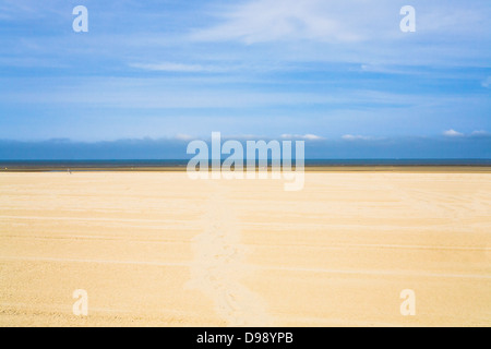 Large plage de sable plat le touquet en Normandie, France Banque D'Images