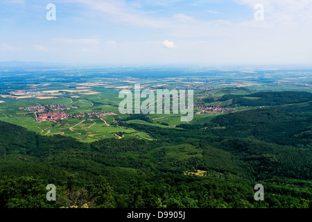 Vue aérienne de terres vertes et de petits villages en Alsace, France Banque D'Images