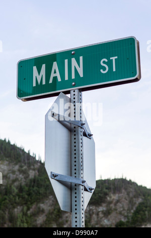 Main Street sign, minuscule et la ville éloignée de Chitina, Alaska, USA Banque D'Images