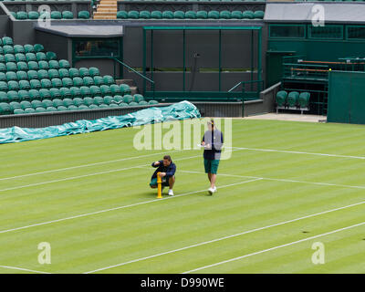 Londres, Royaume-Uni. 14 juin 2013. Responsables vérifier le niveau de l'herbe sur le Court Central au All England Club, Wimbledon, Londres. Les championnats débuteront le lundi 24 juin 2013. Crédit : Paul Maguire/Alamy Live News Banque D'Images