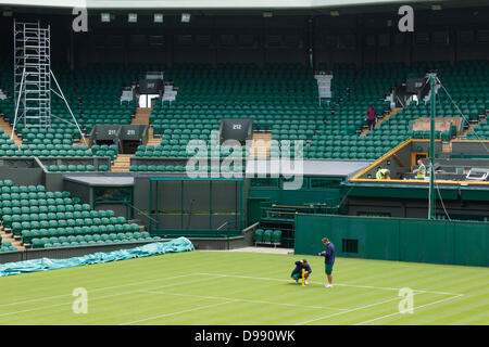 Londres, Royaume-Uni. 14 juin 2013. Responsables vérifier le niveau de l'herbe sur le Court Central au All England Club, Wimbledon, Londres. Les championnats débuteront le lundi 24 juin 2013. Crédit : Paul Maguire/Alamy Live News Banque D'Images