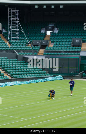 Londres, Royaume-Uni. 14 juin 2013. Responsables vérifier le niveau de l'herbe sur le Court Central au All England Club, Wimbledon, Londres. Les championnats débuteront le lundi 24 juin 2013. Crédit : Paul Maguire/Alamy Live News Banque D'Images