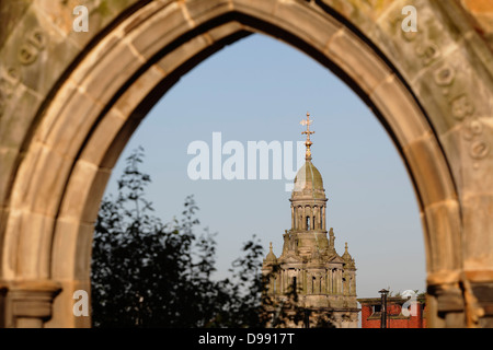 Glasgow City Chambers Dome vue à travers Rottenrow Arch à Glasgow, Écosse, Royaume-Uni Banque D'Images