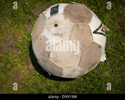 Usé sur football pitch Banque D'Images