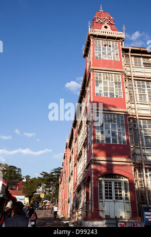 Low angle view of la Commission des chemins de fer, Shimla, Himachal Pradesh, Inde Banque D'Images