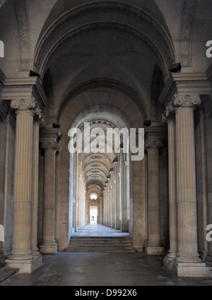 Couloir d'entrée sur la face nord du musée du Louvre à Paris Banque D'Images