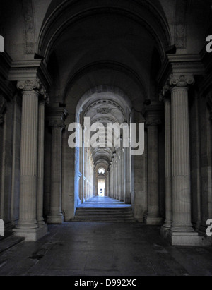 Couloir d'entrée sur la face nord du musée du Louvre à Paris Banque D'Images