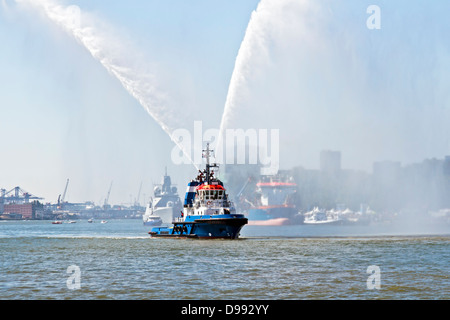 Blue fire Boat Harbour sur la pulvérisation d'eau vive de l'eau en démonstration à Rotterdam aux Pays-Bas Banque D'Images