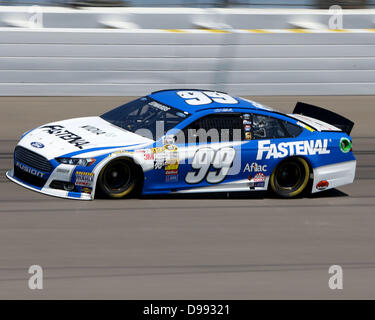 Brooklyn, Michigan, USA. 14 juin 2013. Sprint Cup Series driver Carl Edwards (99) sur la piste au cours de la pratique à la NASCAR Sprint Cup Series à la Michigan International Speedway le 14 juin 2013 à Brooklyn, Michigan. Tom Turrill/CSM/Alamy Live News Banque D'Images