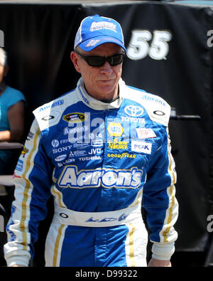 Brooklyn, Michigan, USA. 14 juin 2013. Le pilote de la série Sprint Cup Mark Martin (55) promenades au garage pendant la pratique à la NASCAR Sprint Cup Series à la Michigan International Speedway le 14 juin 2013 à Brooklyn, Michigan. Tom Turrill/CSM/Alamy Live News Banque D'Images