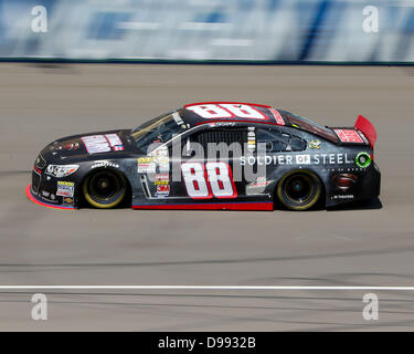 Brooklyn, Michigan, USA. 14 juin 2013. Le pilote de la série Sprint Cup de Dale Earnhardt Jr. (88) sur la piste au cours de la pratique à la NASCAR Sprint Cup Series à la Michigan International Speedway le 14 juin 2013 à Brooklyn, Michigan. Tom Turrill/CSM/Alamy Live News Banque D'Images