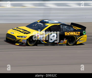 Brooklyn, Michigan, USA. 14 juin 2013. Le pilote de la série Sprint Cup Marcos Ambrose (9) sur la piste au cours de la pratique à la NASCAR Sprint Cup Series à la Michigan International Speedway le 14 juin 2013 à Brooklyn, Michigan. Tom Turrill/CSM/Alamy Live News Banque D'Images