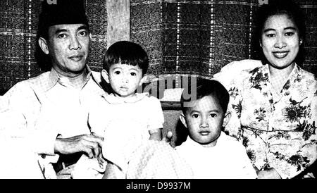 Ahmed Sukarno (1901-1970), leader du mouvement nationaliste de l'Indonésie contre les Hollandais, et le premier président du pays (1945-1968), avec sa femme et ses enfants. Homme d'homme politique Banque D'Images