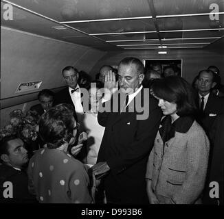 Lyndon Baines Johnson (27 août 1908 - 22 janvier 1973), 36e président des États-Unis de 1963 à 1969 assermenté à titre de président des États-Unis sur un avion transportant le corps de son prédécesseur assassiné John Kennedy. Novembre 1963. Il est Banque D'Images