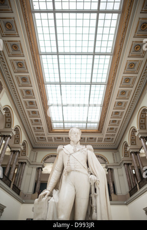 BRUXELLES, Belgique — Une statue du roi Léopold Ier datée vers 1853 par Guillaume Geefs exposée dans le hall principal des musées royaux des Beaux-Arts de Belgique, l'un des musées les plus célèbres de Belgique. Le complexe se compose de plusieurs musées, dont le Musée d'Art ancien (XV - XVII siècle), le Musée d'Art moderne (XIX ­ XX siècle), le Musée Wiertz, le Musée Meunier et le Musée Magritte. Banque D'Images