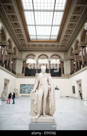 BRUXELLES, Belgique — Une statue du roi Léopold Ier datée vers 1853 par Guillaume Geefs exposée dans le hall principal des musées royaux des Beaux-Arts de Belgique, l'un des musées les plus célèbres de Belgique. Le complexe se compose de plusieurs musées, dont le Musée d'Art ancien (XV - XVII siècle), le Musée d'Art moderne (XIX ­ XX siècle), le Musée Wiertz, le Musée Meunier et le Musée Magritte. Banque D'Images