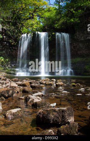 Sgwd yr Eira cascade, sur le Four Falls trail, Brecon Beacons, Pays de Galles, près de l'Ystadfellte. Capable de marcher derrière easiy. Banque D'Images