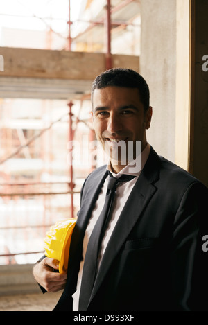 Portrait de l'homme souriant et à l'ingénieur en bâtiment à huis clos Banque D'Images