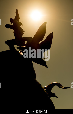 Navy-Marine Memorial sculpture Waves and Gulls Washington DC // WASHINGTON DC — le Navy-Marine Memorial, également connu sous le nom de « mémorial des vagues et des Gulls », se dresse le long de la piste du Mont Vernon près d'Arlington, Virginie, avec des mouettes dessinées contre le soleil. Dédiée en 1934, cette sculpture en aluminium d'Ernesto Begni del Piatta rend hommage à ceux qui ont servi et perdu la vie en mer pendant la première Guerre mondiale. Le mémorial représente sept mouettes volant au-dessus des vagues stylisées, symbolisant le lien éternel entre les marins et la mer. Situé le long du fleuve Potomac avec vue sur Washington DC, le monume Banque D'Images