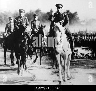 Hirohito (1901-1989) 124e Empereur du Japon (1926-1989). L'Empereur monté sur cheval blanc à une revue des troupes, c1937. Banque D'Images