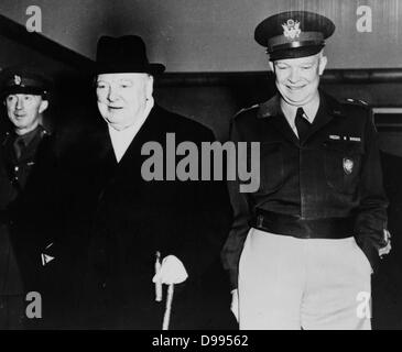 Le général Dwight Eisenhower, commandant suprême de l'Organisation du Traité de l'Atlantique Nord (OTAN) en 1950 avec Winston Churchill (1874-1965) Homme d'État britannique et homme politique conservateur. Banque D'Images