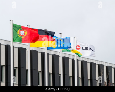 Les drapeaux du Portugal, l'Allemagne, l'UE, la ville de Vila Nova de Famalicão et Leica flottant sur le nouveau Leica factory au Portugal. Banque D'Images