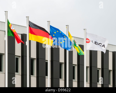 Les drapeaux du Portugal, l'Allemagne, l'UE, la ville de Vila Nova de Famalicão et Leica flottant sur le nouveau Leica factory au Portugal. Banque D'Images