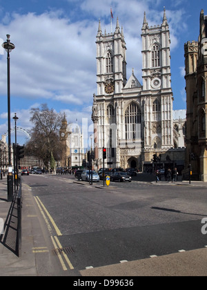 Scène De Rue De L'Abbaye De Westminster Avec Big Ben Et Le London Eye En Arrière-Plan Banque D'Images