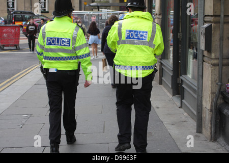 Deux agents de police en patrouille dans la région de Newcastle, après une manifestation de l'EDL. Banque D'Images