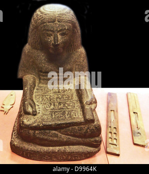 Scribe assis en tailleur. 19e - 20e dynastie, 1295-1069 av. J.-C. . Diorite Banque D'Images