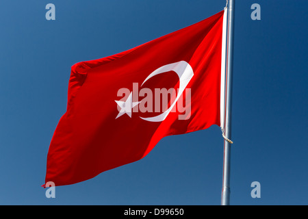 Drapeau turc voltigeant sur un vent Banque D'Images