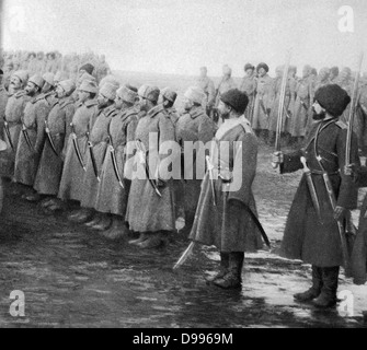 L'Offensive d'Erzurum ou bataille de Erzurum. Une offensive menée par l'armée impériale russe sur le Caucase, campagne qui a conduit à la capture de la ville stratégique d'Erzurum. Les forces ottomanes, en quartiers d'hiver, a subi une série de revers inattendu qui a conduit à une victoire russe;10 Janvier 1916 - 16 février 1916 rangs de race blanche et Siberial troupes après la chute de l'Erzeroum : Grand-duc Nicolas examine les rangs serrées de blancs et Siberial troupes de son domaine de l'automobile. Banque D'Images