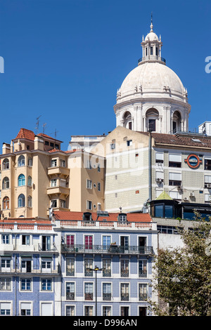 Tour-lanterne de l'église de Santa Engrácia, AKA Panthéon National (Panteão Nacional) et de l'Alfama les bâtiments. Lisbonne, Portugal. Banque D'Images